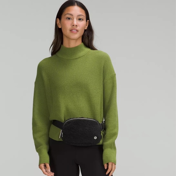 lululemon athletica Bags Lululemon Everywhere Fleece Belt Bag In Black Poshmark